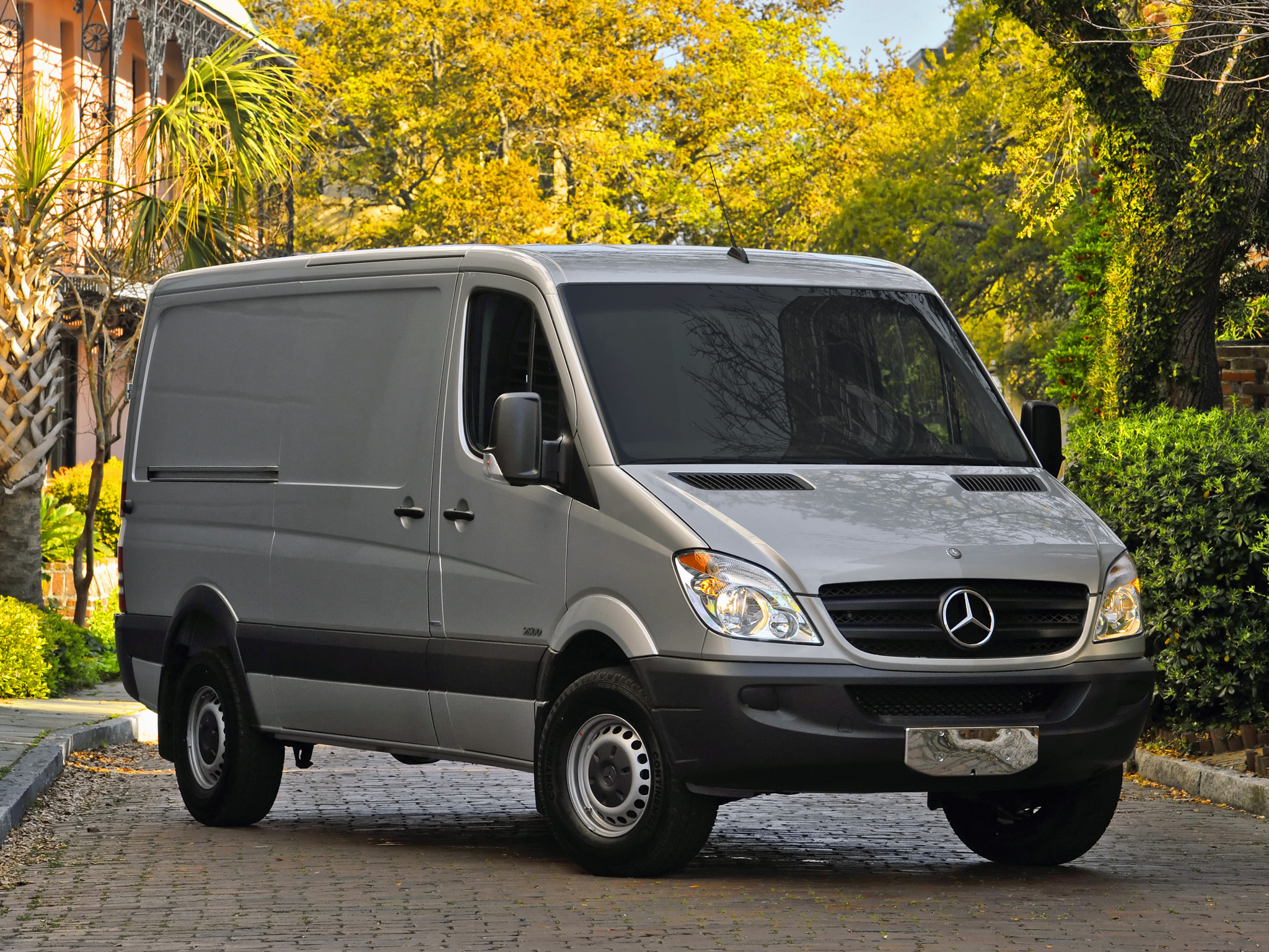 Комплектация Mercedes-Benz Sprinter Fourgon (Мерседес Бенц Спринтер фургон)  Базовая 316 CDI AT L4H3. Купить в Верхней Пышме. Технические характеристики  и цена